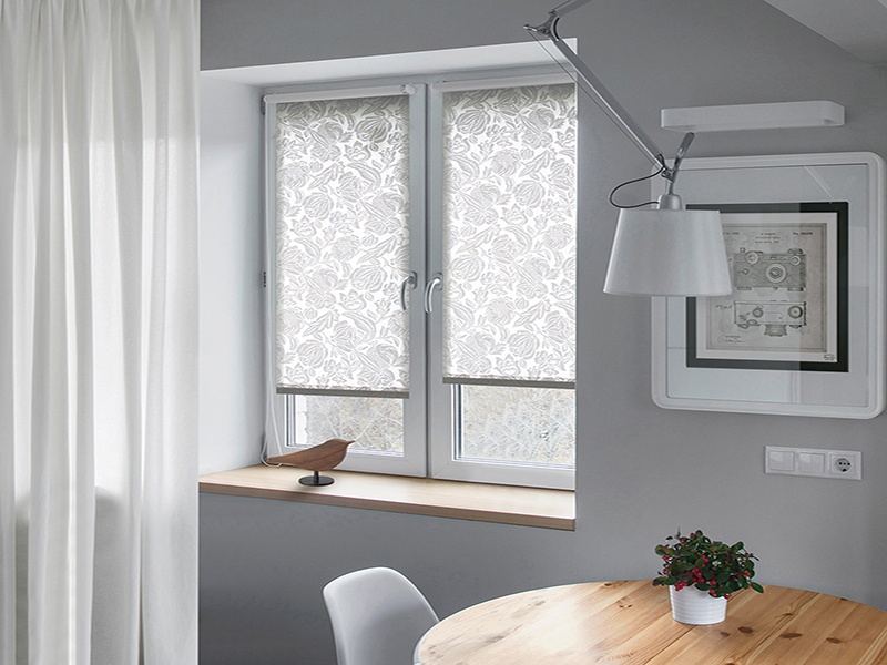 Монтаж рулонной шторы на створку окна - изображение 1 - заказать онлайн в салоне штор Benone в Коломне